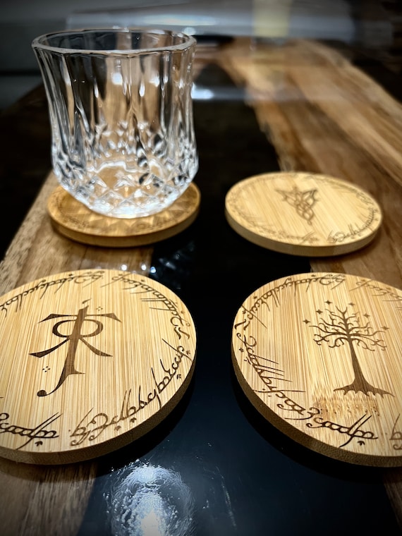 Dessous de verre bois gravés Seigneur des Anneaux – Set de 4 en bambou | Motifs Tolkien, Arbre du Gondor, Runes elfiques | Cadeau fantasy