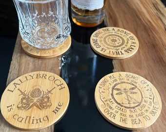 Conjunto de 4 porta-copos gravados de bambu inspirados em Outlander | Frases: “Sing me a song”, “Lallybroch” | Presente original da série para fãs