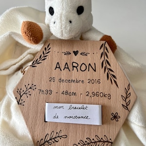 Suporte de pulseira de madeira para nascimento de bebê personalizado