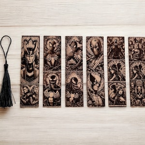 Può includere: Set di otto segnalibri illustrati in bianco e nero con personaggi dei Marvel Comics. I segnalibri sono in legno e hanno una finitura tinta. I personaggi includono Loki, Venom, Spider-Man, Wolverine, Deadpool e altri.