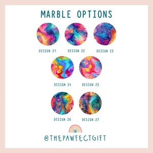 Peut inclure: Sept designs de marbrure color&eacute;s diff&eacute;rents, num&eacute;rot&eacute;s de 21 &agrave; 27. Les designs sont tous abstraits et pr&eacute;sentent des tourbillons de rose, bleu, jaune, vert et orange.