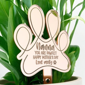 Può includere: Paletto per piante a forma di zampa di animale in oro rosa con il testo "Mamma you are pawfect Happy Mother's Day Love molly"