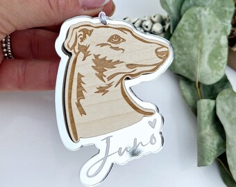 Op de afbeelding: Een zilveren spiegel ornament met een lasergesneden ontwerp van een hondenkop met de naam "Juno" eronder.