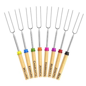 Peut inclure: Ensemble de huit fourchettes à rôtir personnalisées avec des manches en bois. Chaque fourchette a une bande de couleur différente et un nom imprimé sur le manche. Conçues pour griller des guimauves ou autres aliments.