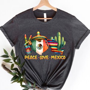 Peace Love Mexiko Karte Shirt, trendige mexikanische Flagge und Liebe Design, perfekt für Travel Mexiko Liebhaber Shirt, coole Karte Liebe Design für Mexikaner