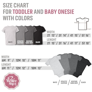 Pu&ograve; includere: Tabella delle taglie per body per neonati e bambini piccoli in bianco, grigio atletico, grigio scuro melange e nero. La tabella mostra le misure di larghezza e lunghezza in pollici per le taglie 6M, 12M, 18M, 2T, 3T, 4T e 5T.