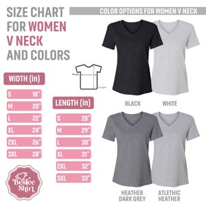 Pu&ograve; includere: Tabella delle taglie per magliette a collo a V da donna in nero, bianco, grigio scuro melange e melange atletico. La tabella mostra la larghezza e la lunghezza in pollici per le taglie S, M, L, XL, 2XL e 3XL.