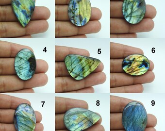 Cabochões de labradorita natural em formatos variados, pedras preciosas para confecção de joias, pedras brilhantes em tons de azul e amarelo para pingentes.