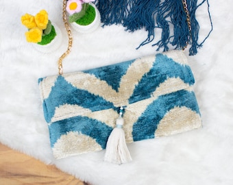 Bolso de mano de terciopelo azul crema con estampado ikat / Elegante bolso de noche para eventos nupciales