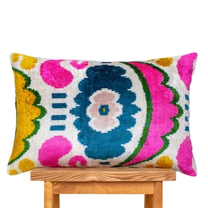 Capa de almofada de veludo floral Ikat: rosa e azul-marinho, seda feita à mão