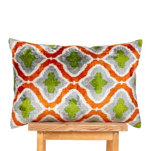 Almohada de terciopelo Ikat tejida a mano: cojín lumbar verde y óxido
