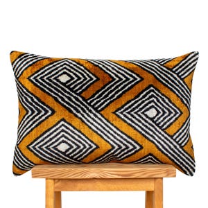 Cuscino lombare in velluto ikat intrecciato a mano: plaid a righe marrone e nero