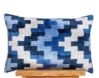 Funda de almohada Ikat en zigzag azul marino / Cojín geométrico de terciopelo