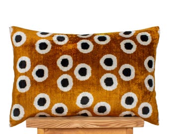 Funda de almohada lumbar de terciopelo Ikat marrón: cojín de lunares de seda hecho a mano