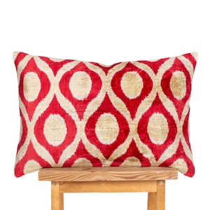 Rött Ikat-örngott | Handgjort sidensammet, geometrisk design