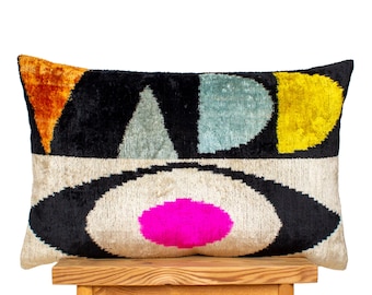 Schwarz Rosa Ikat Kissenbezug | Modernistisches abstraktes Seidensamtkissen