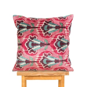 Funda de almohada de terciopelo Ikat tejida a mano: Cojín floral rosa y azul