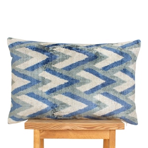 Almohada decorativa azul, almohadas de sofá azules, almohadas de terciopelo azul, almohadas de exterior azules, almohadas de diseñador, almohadas de terciopelo ikat, almohadas de terciopelo de seda