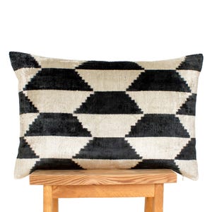 ikat kussensloop zwart wit, fluwelen ikat kussensloop, moderne kelim kussensloop, Turkse kussensloop 16 x 24 Aangepast formaat kussensloop