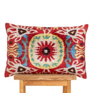 Handgewebter Seidensamt Ikat Kissenbezug: Rotes Florales Ethno Design
