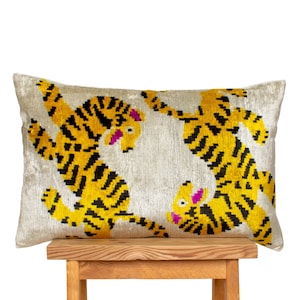 Coussin tigre, oreiller ikat en velours, oreiller lombaire tigre, taie d&#39;oreiller ikat, oreiller ikat jaune, coussin animal, coussin 12 x 20