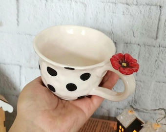 Taza de cerámica hecha a mano con lunares y asa de flor roja – 7 oz
