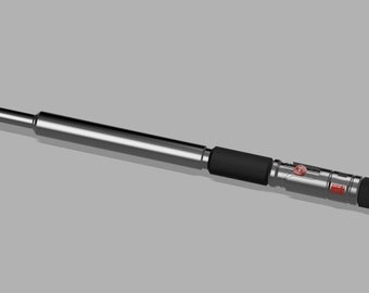 Puede incluir: Una porra extensible de plata y negra con un botón rojo. La porra está extendida a su longitud completa.