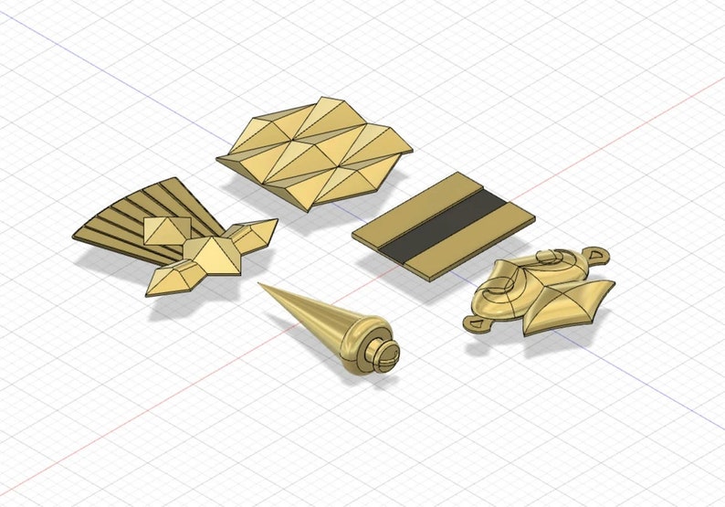 Puede incluir: Cinco adornos de metal de color dorado con dise&ntilde;os geom&eacute;tricos. Los adornos est&aacute;n dispuestos sobre un fondo de cuadr&iacute;cula blanca.