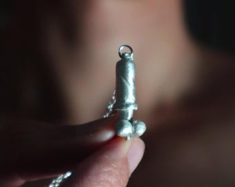 Collana in argento a forma di preservativo