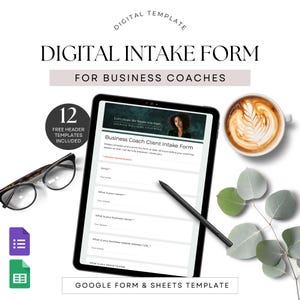 Puede incluir: Una taza de cerámica blanca con un asa negra y el texto "But First, Coffee" en negrita negra. La taza está sobre una superficie de madera. La taza mide aproximadamente 10 cm de alto.