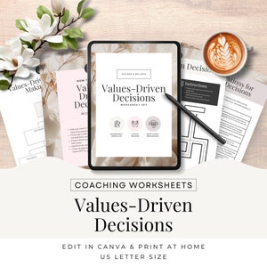 Puede incluir: Una tableta digital que muestra un conjunto de hojas de trabajo titulado "Decisiones impulsadas por valores" con un fondo marrón claro. El conjunto de hojas de trabajo incluye una lista de verificación, un ayudante de entrenador y recursos adicionales. La tableta está sobre una superficie de madera con una taza de café y una flor.