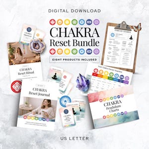 Può includere: Un pacchetto di download digitale intitolato "Chakra Reset Bundle" con otto prodotti. Il pacchetto include una lista di controllo, un diario, schede di riferimento, grafici a pendolo e altri materiali relativi all'allineamento dei chakra e al lavoro energetico. L'immagine ha uno sfondo bianco.