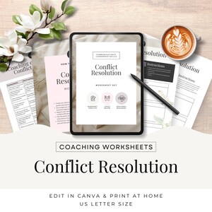 Può includere: Un tablet digitale che mostra un set di fogli di lavoro per la risoluzione dei conflitti. Il set di fogli di lavoro include un modello stampabile, un aiutante di allenatore e risorse aggiuntive. Il testo sul tablet recita "Communication & Leadership Skills, Conflict Resolution, Worksheet Set". L'immagine include anche un foglio di lavoro di allenamento intitolato "Coaching on Conflict" e una tazza di caffè.
