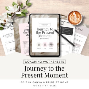 Peut inclure: Une tablette numérique affichant un ensemble de feuilles de travail intitulé "Journey to the Present Moment" sur un fond beige clair. L'ensemble de feuilles de travail est destiné à la pleine conscience et à la présence. La tablette est posée sur une surface en bois clair avec une tasse de café et d'autres feuilles de travail.