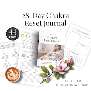 Può includere: Una tazza di ceramica bianca con manico nero e la scritta "But First, Coffee" in nero, con un carattere a mano. La tazza è su una superficie bianca.