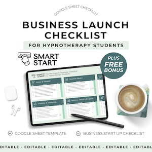 Könnte beinhalten: Ein digitales Tablet zeigt eine Business-Launch-Checkliste für Hypnosetherapie-Studenten. Der Bildschirm zeigt Abschnitte für Vision, Denkweise, Grundlagen des Geschäfts und Marketing. Ein Stift, eine Kaffeetasse und kabellose Ohrhörer sind ebenfalls sichtbar.
