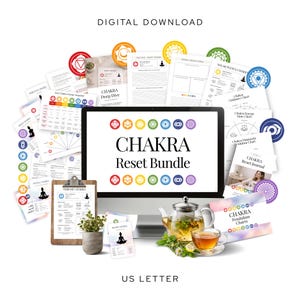 Può includere: Una tazza di ceramica bianca con manico nero e la scritta "But First, Coffee" in nero, in grassetto. La tazza è appoggiata su una superficie bianca. La tazza è alta circa 10 cm.