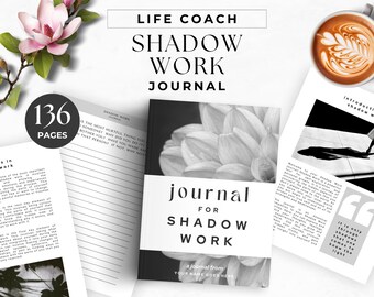 Pode incluir: Um modelo digital para um diário de trabalho de sombra de coach de vida com 136 páginas. A capa apresenta uma foto em preto e branco de uma flor com o texto "diário para o trabalho de sombra" em preto e branco. O texto "um diário de [seu nome aqui]" também está em preto e branco. O texto "US Letter & A4 Edit Easily in Canva" está em preto e branco.