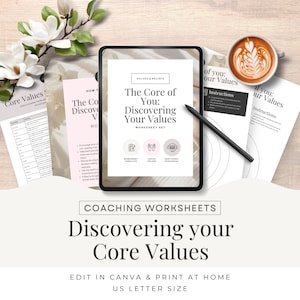 Könnte beinhalten: Ein digitales Coaching-Arbeitsblatt-Set mit dem Titel "Der Kern von dir: Entdecke deine Werte". Das Arbeitsblatt-Set enthält eine Arbeitsblattvorlage, einen Coach-Helfer und zusätzliche Ressourcen. Das Arbeitsblatt-Set soll Menschen helfen, ihre Kernwerte zu entdecken. Das Bild zeigt auch eine Tasse Kaffee, einen Stift und eine Blume.