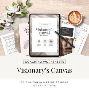 Pode incluir: Um conjunto de folhas de trabalho de coaching digital intitulado "Visionary's Canvas" na tela de um tablet. O conjunto de folhas de trabalho inclui um modelo para definir metas, um ajudante de treinador e recursos adicionais. O tablet está em uma superfície de madeira com uma xícara de café e uma flor.