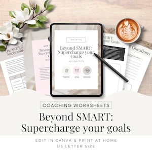 Könnte beinhalten: Ein digitales Tablet zeigt ein Arbeitsblatt mit dem Titel "Beyond SMART: Supercharge your Goals". Das Arbeitsblatt ist ein Coaching-Tool für die Zielsetzung. Das Tablet liegt auf einer Holzoberfläche mit einer Tasse Kaffee und anderen Papieren.
