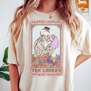 Camisa Lovers Tarot Card, Colores Confort, Camisa Mística, Camisa Bruja, Pareja Esqueleto, Camisa Celestial, Novia Gótica, Novia Celestial