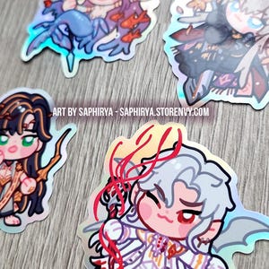 Puede incluir: Cuatro pegatinas hologr&aacute;ficas con personajes de anime estilo chibi. Una muestra una sirena de pelo morado con un tridente, otra un personaje de pelo blanco con detalles rojos, una tercera de pelo oscuro y una cuarta de pelo plateado. El texto dice ART BY SAPHIRYA - SAPHIRYA.STORENVY.COM.
