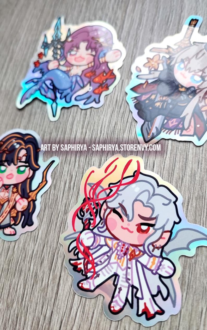 Puede incluir: Cuatro pegatinas hologr&aacute;ficas con personajes de anime estilo chibi. Una muestra una sirena de pelo morado con un tridente, otra un personaje de pelo blanco con detalles rojos, una tercera de pelo oscuro y una cuarta de pelo plateado. El texto dice ART BY SAPHIRYA - SAPHIRYA.STORENVY.COM.