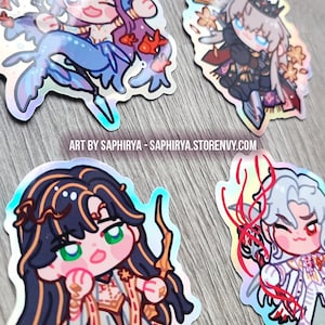 Puede incluir: Cuatro pegatinas hologr&aacute;ficas con personajes de anime estilo chibi. Incluyen una sirena de pelo morado, una figura con armadura oscura y corona, un personaje de pelo negro y ojos verdes, y otro de pelo blanco con detalles rojos. Texto: ART BY SAPHIRYA - SAPHIRYA.STORENVY.COM.