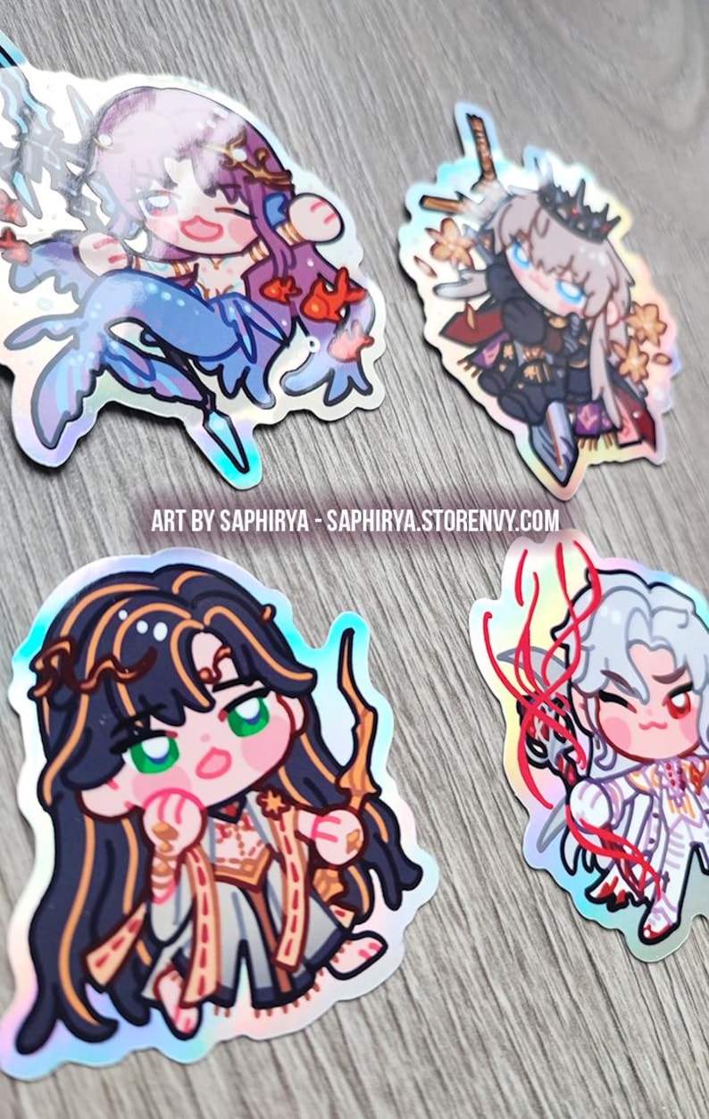 Puede incluir: Cuatro pegatinas hologr&aacute;ficas con personajes de anime estilo chibi. Incluyen una sirena de pelo morado, una figura con armadura oscura y corona, un personaje de pelo negro y ojos verdes, y otro de pelo blanco con detalles rojos. Texto: ART BY SAPHIRYA - SAPHIRYA.STORENVY.COM.