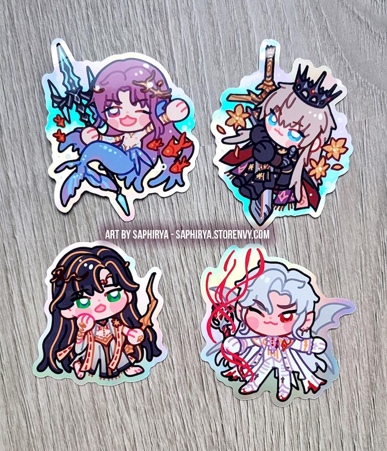Puede incluir: Cuatro pegatinas hologr&aacute;ficas con personajes de anime estilo chibi. Una es una sirena de pelo morado con peces dorados, otra un caballero con corona y espada, una tercera de pelo oscuro y una cuarta figura de pelo blanco con cintas rojas.