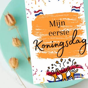 Pode incluir: Cartão imprimível de 10x15cm com fundo laranja e o texto "Mijn eerste Koningsdag" em preto. O cartão é decorado com confete e bandeiras holandesas.