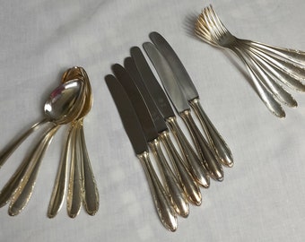 Couverts anciens pour 6 personnes. 18 pièces, couteaux, fourchettes et cuillères allemand plaqué argent 90