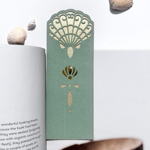 Lesezeichen "Evergreen Seashore" | Handgefertigt | Pastel Grün & Gold | Muschel Design | Einzigartiges Geschenk für Buchliebhaber:innen
